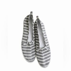 ❤️NWT-Gray and White Striped Slip-On Shoes-size 9